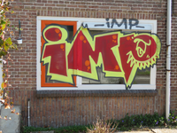 829781 Afbeelding van graffiti met de tekst IMP , op het voorraam van het leegstaande pand Laan van Chartroise 163 te ...